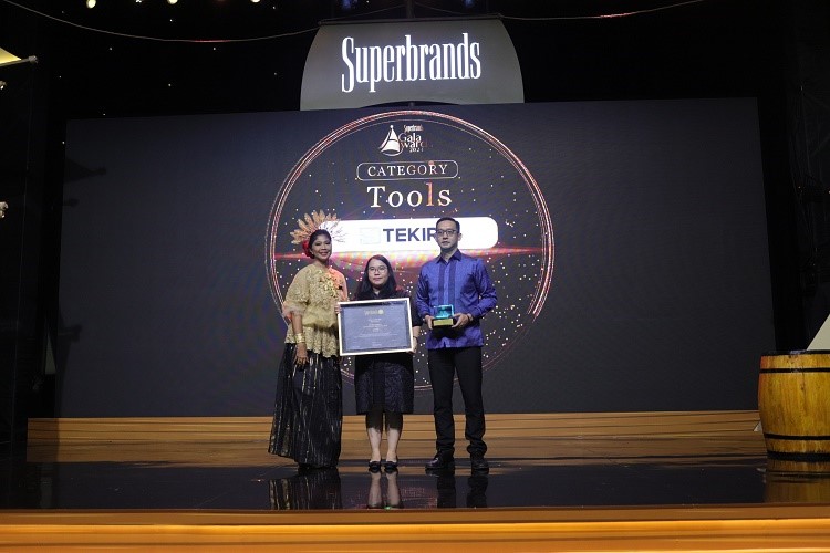 Vice Director Stephanus Santoso dan Brand Manager Tekiro Novitasari saat menerima penghargaan Superbrands Award 2024.