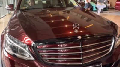 Mercedes-Benz S Clalss milik istri Giring, Cynthia.