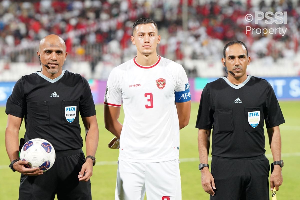 Ahmed Al Kaf kala memimpin laga Timnas Indonesia vs Timnas Bahrain.