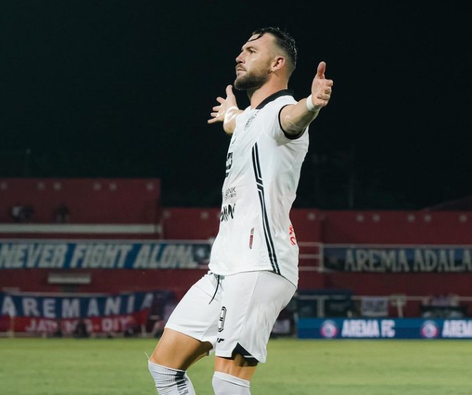 Selebrasi Marko Simic usai cetak gol di laga Arema FC vs Persija Jakarta.