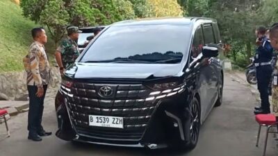 Toyota Alphard yang ditumpangi tokoh yang merapat ke kediaman Prabowo di Hambalang