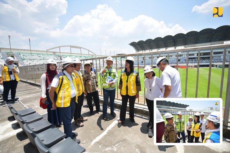 Pekerjaan rehabilitasi Stadion Maguwoharjo capai 79 persen dan ditargetkan selesai pada 15-12-2024. Foto utama dan insert: Dirjen CK Diana meninjau Stadion Maguwoharjo, Selasa (8/10/2024).