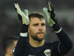 Paes Bertemu Fans di Stadion Meski Sedang Cedera