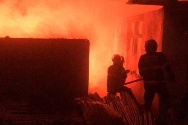 Petugas pemadam kebakaran berjibaku memadamkan api yang membakar rumah warga di Wisma Utama, Lubeg, Kota Padang, Sumatera Barat.