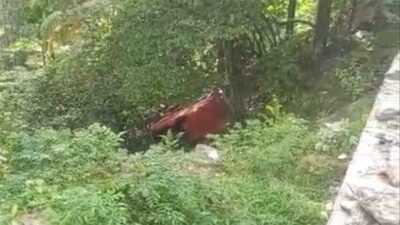 Penampakkan truk terjun jurang di Sitinjau Lauik.