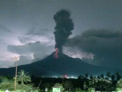 Asap Kelabu Teramati dari Kawah Gunung Lewotobi