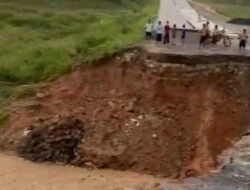 Tanah Longsor Sebabkan Jembatan di Bogor Ambruk
