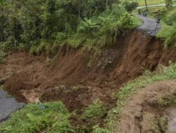 Longsor Melanda Desa Semangat Gunung, 10 Orang Hilang