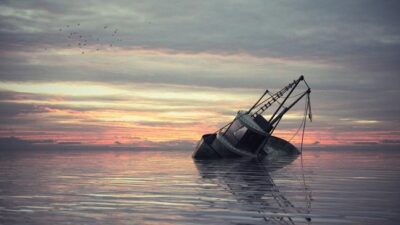 Kapal Sea Story Tenggelam