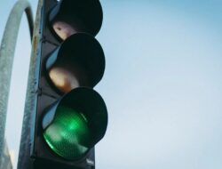 Mengapa Lampu Lalu Lintas Berwarna Merah, Kuning, dan Hijau? Ini Alasannya