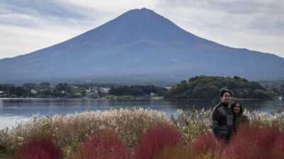 Ilustrasi. Sebagai upaya memerangi overtourism, Jepang bakal membuat trem tanpa rel untuk mengangkut pendaki di Gunung Fuji.