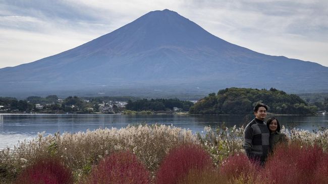 Ilustrasi. Sebagai upaya memerangi overtourism, Jepang bakal membuat trem tanpa rel untuk mengangkut pendaki di Gunung Fuji.