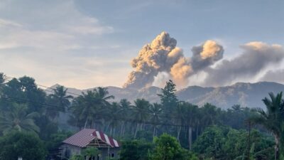 Gunung Dukono Erupsi