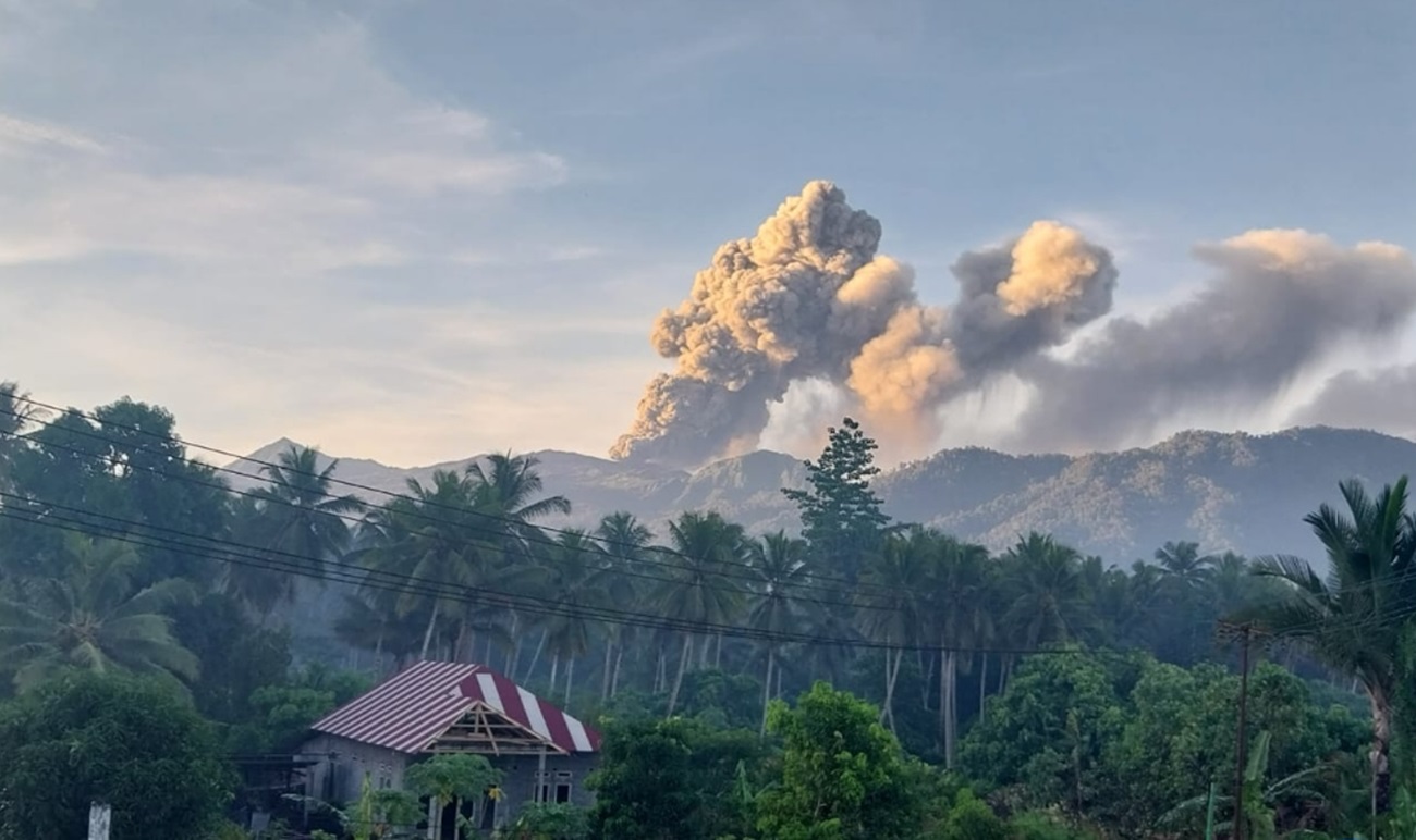 Gunung Dukono Erupsi