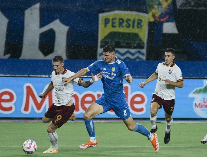 Persib Bandung menang 1-0 atas Borneo FC di Liga 1 2024-2025.