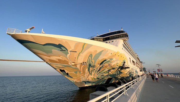 Kapal Pesiar Resorts World One tengah bersandar di Sir Baniyas, Abu Dhabi