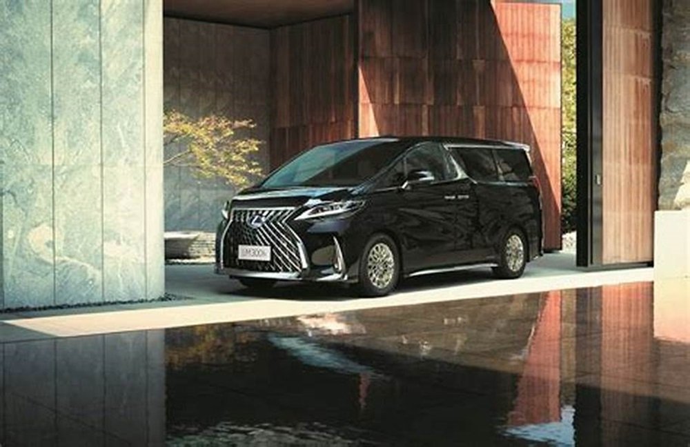 Lexus LM 350.