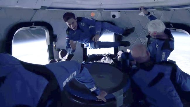 Salah satu orang terkaya di dunia Jeff Bezos kala melakukan perjalanan ke luar angkasa pada 2021.