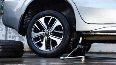 Ini penyebab ban mobil terkunci dan solusinya.