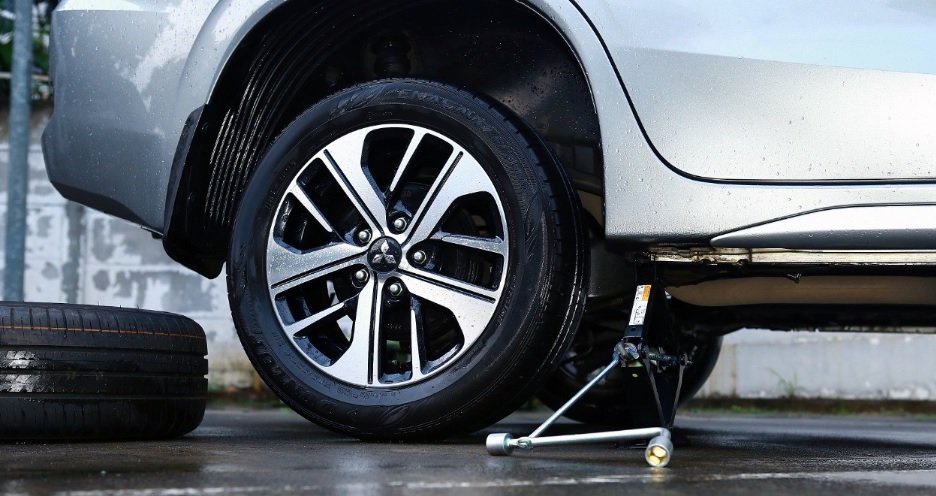 Ini penyebab ban mobil terkunci dan solusinya.