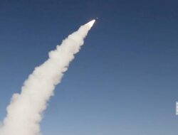 Milisi Houthi Serang Kapal Perusak AS di Selat Bab al-Mandeb
