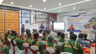 Direktur SDM PT Pelindo Terminal Petikemas Ady Sutrisno memberikan pengarahan kepada para TKBM tentang pemahaman safety di terminal.