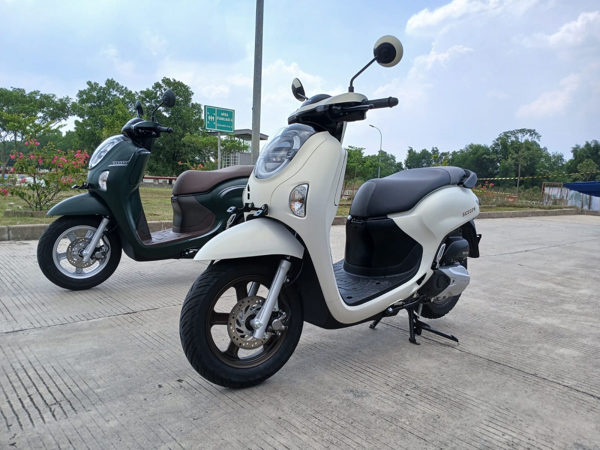 Scoopy terbaru resmi meluncur tanpa kenaikan harga, Honda ungkap alasannya.