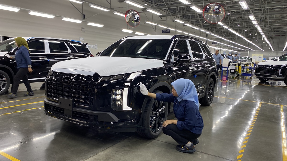 Pengecekan akhir produk di pabrik Hyundai.