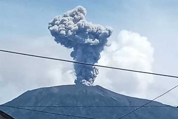 Gunung Marapi erupsi.