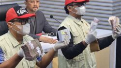 Gubernur Bengkulu ditahan KPK tersangkut pemerasan anak buah.