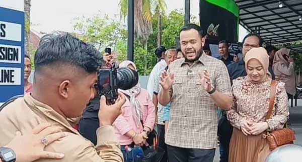 Fadly memberikan keterangan kepada wartawan.