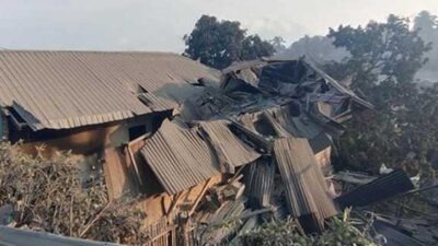 Dampak letusan Gunung Lewotobi Laki-laki yang menutupi permukiman warga dengan abu vulkanis. (Foto: BNPB)