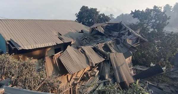 Dampak letusan Gunung Lewotobi Laki-laki yang menutupi permukiman warga dengan abu vulkanis. (Foto: BNPB)