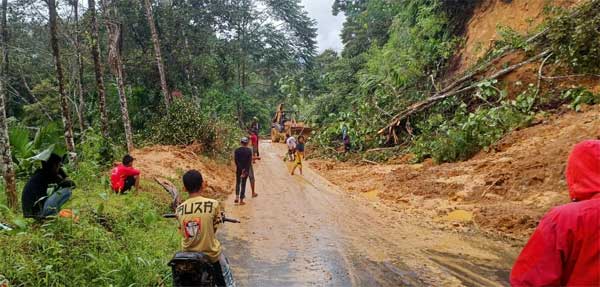 Petugas berjibaku membersihkan material longsor di Pasaman.