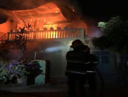 Api Lalap Tiga Bangunan di Padang, Tak Ada Korban Jiwa