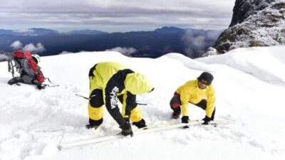 Luas permukaan Es di Puncak Sudirman Menyusut 50%