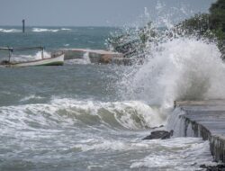 BMKG, Waspada Gelombang Tinggi di Laut Selatan Indonesia
