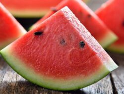 3 Makanan yang Dapat Ganggu Pencernaan Jika Dimakan dengan Semangka