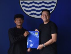 Persib Perkenalkan Pemain Muda Zulkifli Lukmansyah sebagai Rekrutan Pertama