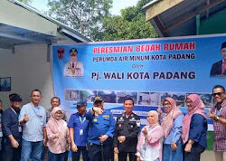 Gustina Terima Bantuan Renovasi Rumah dari Perumda AM Padang