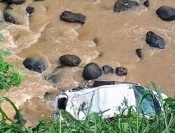 Kecelakaan Tunggal di Karangkates, Mobil Terjun ke Jurang, Sopir Selamat