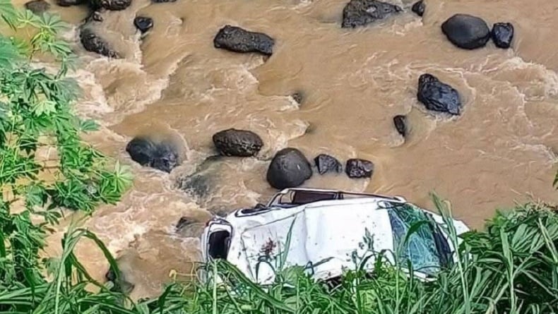 Mobil Terjun ke Jurang