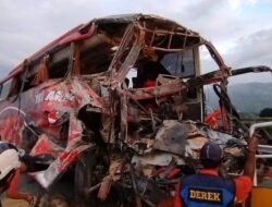 Tabrakan di KM 77 Tol Pandaan, Bus dan Truk Wingbox Terlibat