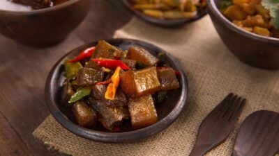 Makan kikil disebut bisa mencegah penuaan dini.