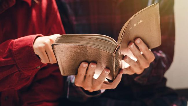 Ada beberapa ayat Alkitab tentang cinta.