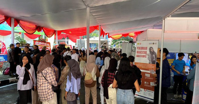 Pencari kerja menyerbu job fair di Gedung Paguyuban Pasundan, Kota Bandung.
