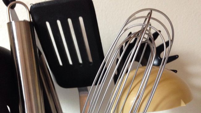 Ada bahaya di balik penggunaan alat masak plastik berwarna hitam.