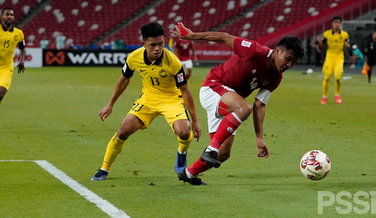 Asnawi Mangkualam (kanan) saat membela Timnas Indonesia kontra Malaysia di Piala AFF 2020.
