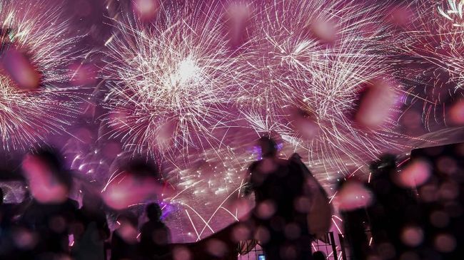 Ilustrasi pesta kembang api malam Tahun Baru.