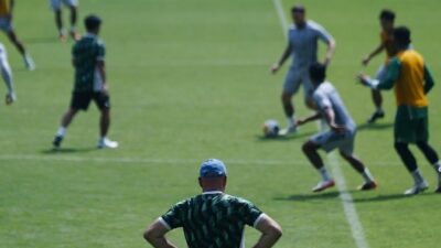 Bojan Hodak saat memantau sesi latihan Persib Bandung.